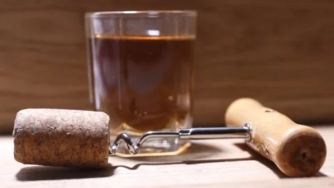 Glass drink corkscrew stopper, close up Vídeo Stock 165933182