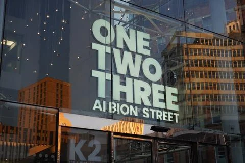 Glass Facade, One Two Three Albion Street Sign, Leeds City Reflections, England Foto stock