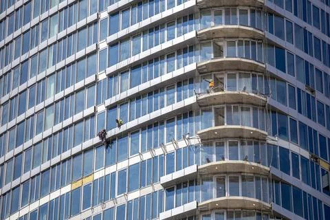 Glass facade of skyscraper under construction Foto stock