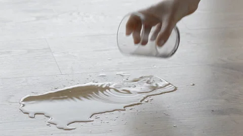 Glass on the floor Vidéo 100935148