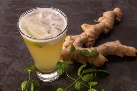 A glass of ginger beer 库存照片