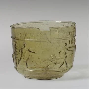 Glass gladiator cup ca. A.D. 5080 Roman Translucent greenish yellow.Everted.. Foto stock