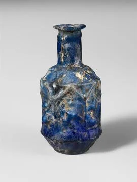 Glass hexagonal bottle ca. A.D. 2550 Roman Translucent cobalt blueRim folde.. Foto stock