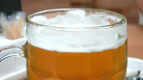 Glass mug full of refreshing beer with foam Vidéo 315361137