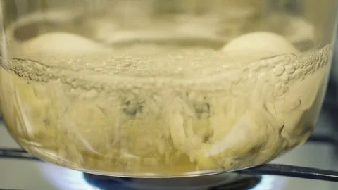 Glass pan with eggs and boiling water Vídeo Stock 82227207