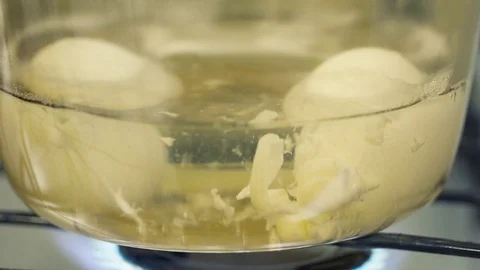 Glass pan with eggs Vídeo Stock 82226569