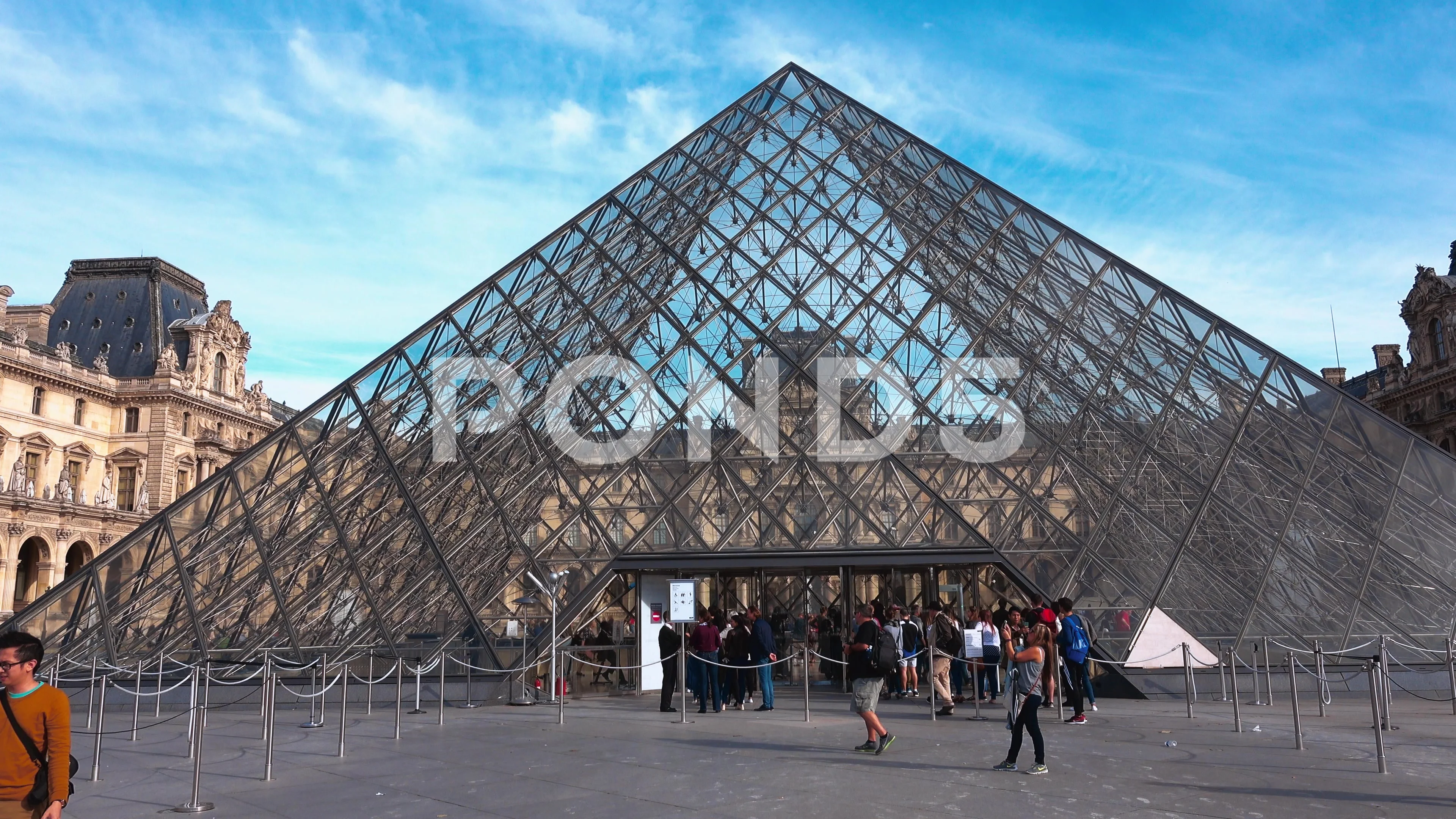 Pyramid at Louvre Museum, Paris, France загрузить