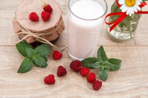 Glass of raspberry yogurt with raspberry jam in a jar Foto stock