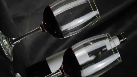 Glass of red wine on a dark background. Slow motion Vídeo Stock 163373863