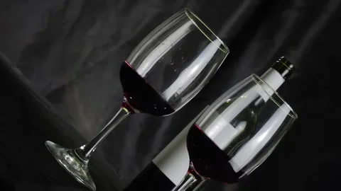 Glass of red wine on a dark background. Slow motion Vídeo Stock 163373980