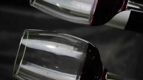 Glass of red wine on a dark background. Slow motion Vídeo Stock 163374455
