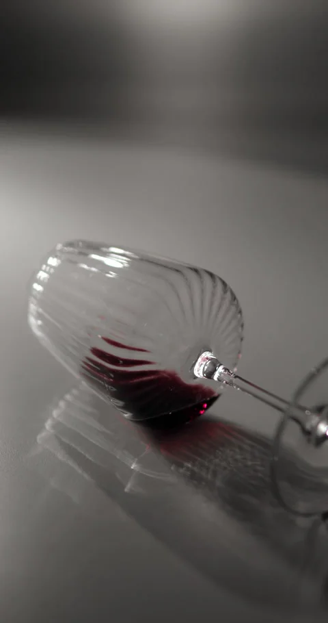 Glass of Red Wine on Table with Luxury Dark Lighting Vídeo Stock 337725312