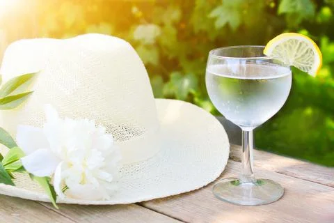 A glass of refreshing cold water with a slice of lemon in summer Fotos Stock