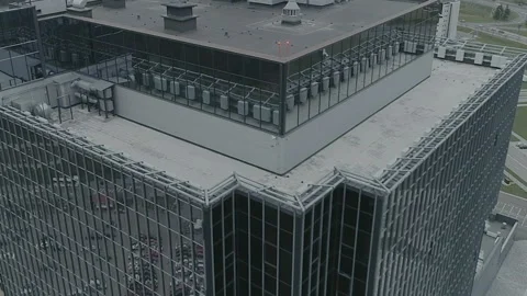 Glass skyscraper in cloudy weather. Video stock 121012040