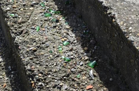 Glass splinters on concrete steps Foto stock