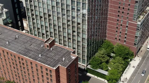 Glass Tower and Brick Tower With a Planted Roof Terrace in Manhattan Vídeo Stock 114669778