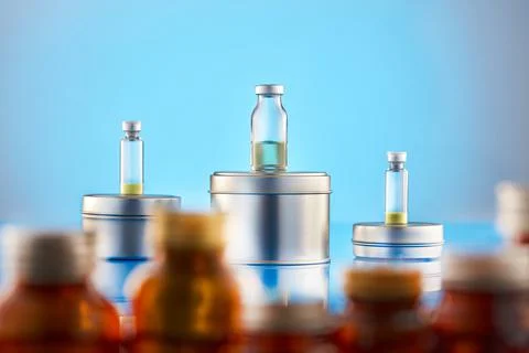 Glass vials for liquid samples. Laboratory equipment for dispens Stock-Fotos