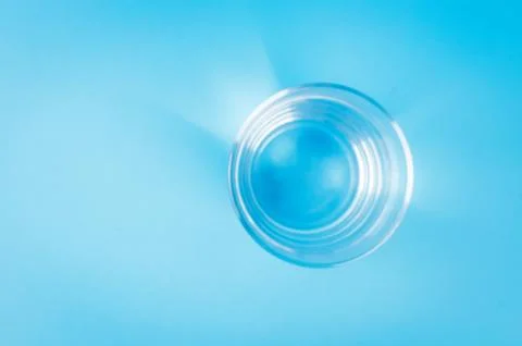 Glass of water on a blue background Stockfoto's