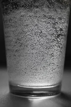 Glass of water with lots of tiny bubbles. Foto stock