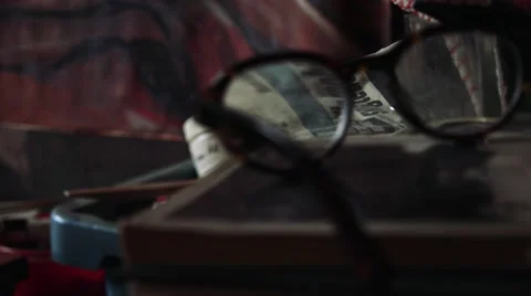 Glasses 4k focus shifting 動画素材 58942607