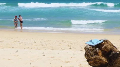 Glasses and notebooks are placed on notebooks beach plate. 库存影片 77560151