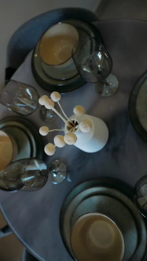 Glasses and plates are on the table 库存影片 263233498