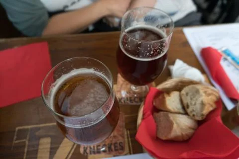 Glasses of beer and bread on the table in a bistro in Strasbourg Foto stock