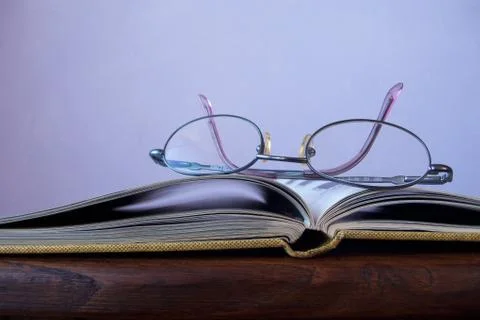 Glasses with book Foto stock
