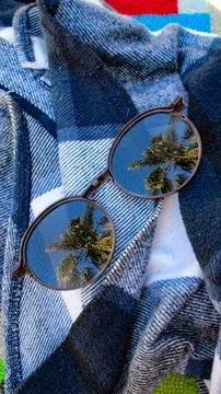 Glasses with coconut tree reflection Foto stock
