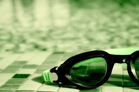 Glasses for diving on the edge of a summer pool Foto stock