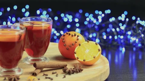 Glasses of mulled wine close-up with apple orange and cinnamon Video stock 145829552