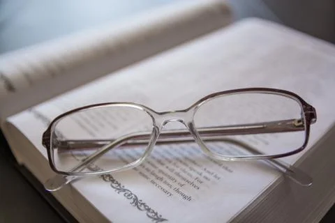 Glasses on the Open Book. Foto stock
