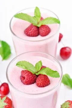 Glasses of raspberry milk shake Foto stock