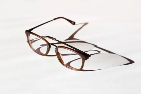 Glasses with sharp shadow over white structured background Foto stock