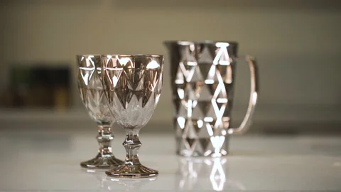 Glasses with silver coating for wine and water. Wine and water glasses stand on Vídeo Stock 173563753