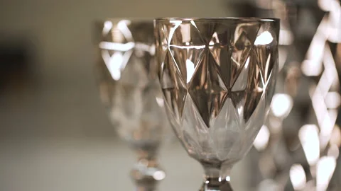 Glasses with silver coating for wine and water. Wine and water glasses stand on Vídeo Stock 173563990