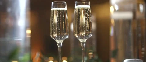 Glasses stand on a table filled with champagne Vídeo Stock 191837601