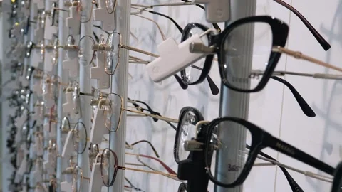 Glasses for vision on the display window of an optics store, for vision. Vídeo Stock 299628263