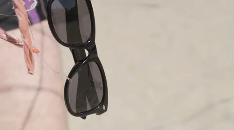 Glasses on volleyball net Vídeo Stock 51384656