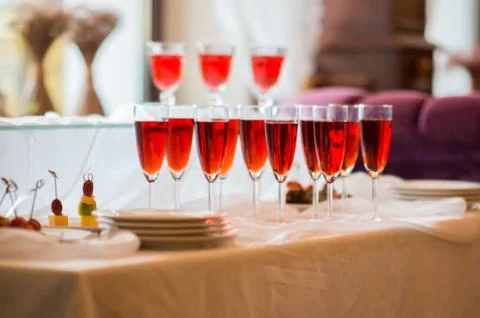 Glasses wih red drinks on the table Foto stock