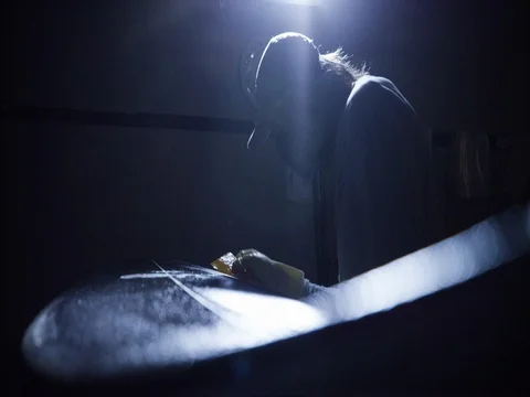 Glassing a surfboard Video stock 78312278