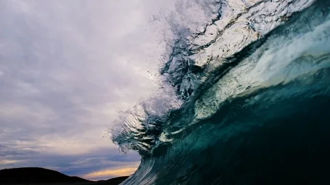 Glassy wave backwash with multiple peaks and explosions under moody sky Vidéo 107640781
