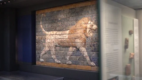 Glazed brick panel showing a roaring lion from the Nebuchadnezzar’s II's Vidéo 124719413