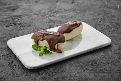 Glazed curd with chocolate  on marble plate Foto stock