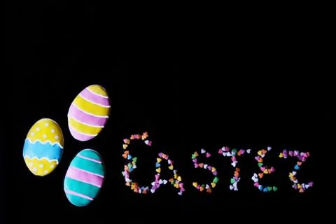 Glazed gingerbread cookies decorated as Easter eggs Stock-Fotos