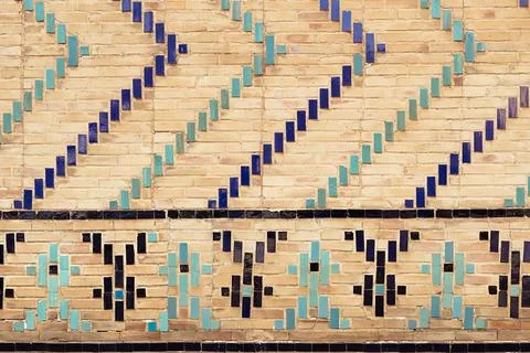 Glazed tile and brick wall detail of Bibi-Khanym Mosque in Samarkand showin.. Foto stock