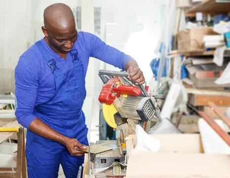 Glazier using angle grinder with thin diamond disc Foto stock