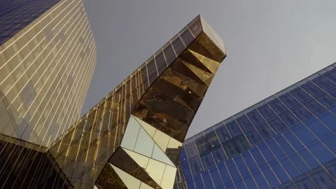 Glazing element of a modern building of polygonal architecture. Vídeos de archivo 236610514