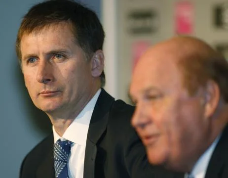 Glenn Roeder (left) Shaking Hands With Newcastle United Chairman Freddy Shepherd Stock Photos