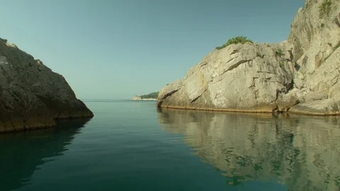 Glide over the water between the rocks. 스톡 동영상 83183021